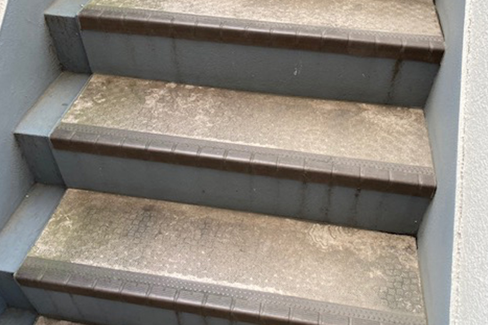 マンションの日常清掃・定期清掃なら名古屋でハウスクリーニングの実績豊富なおそうじままがお掃除を担当する前の階段の写真