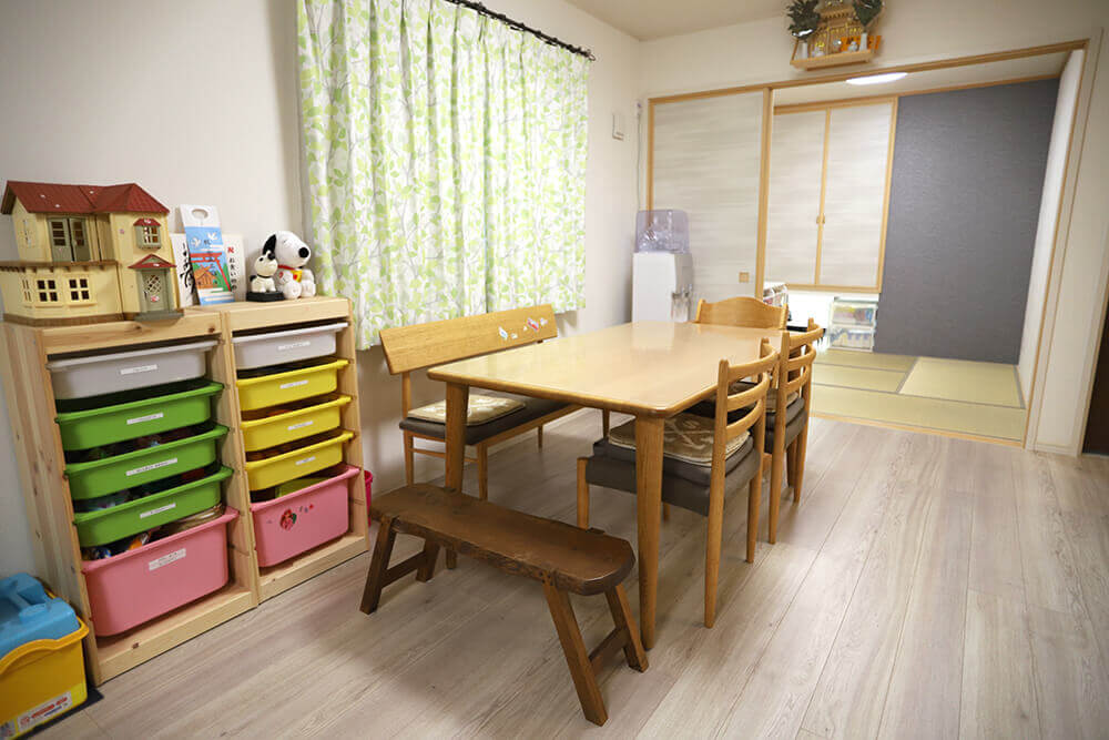 キッチン、リビングなど名古屋で整理収納アドバイザーを取得したお掃除のプロが整理整頓したあとのすっきり整ったリビングの写真