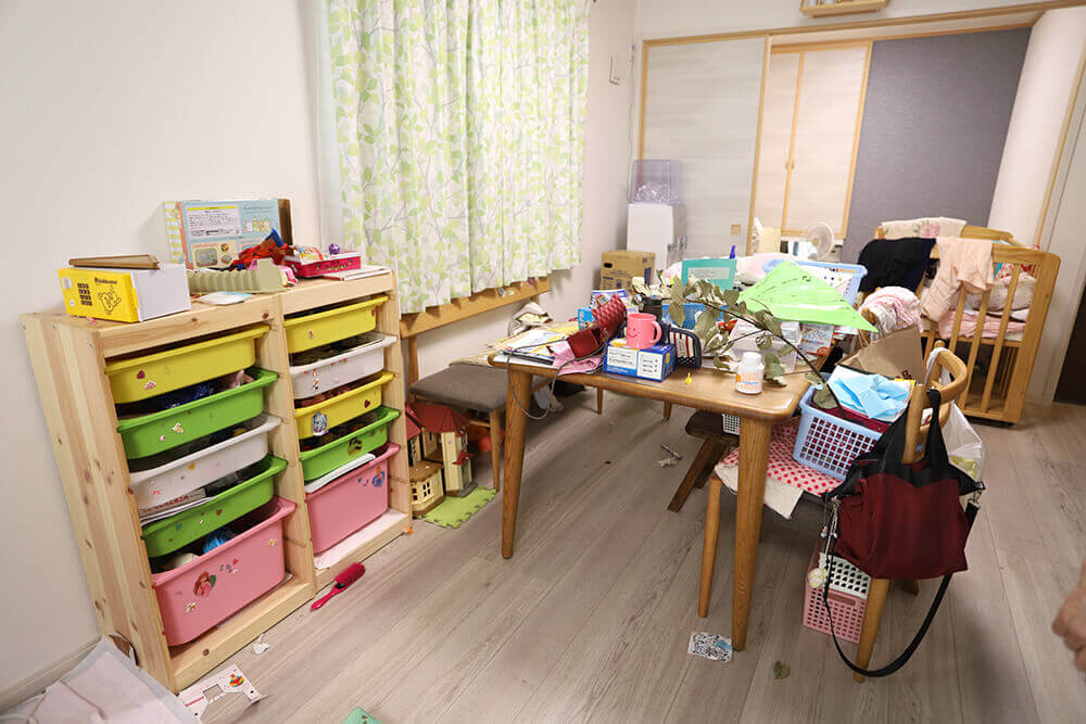 キッチン、リビングなど名古屋で整理収納アドバイザーを取得したお掃除のプロが整理整頓する前の散らかったリビングの写真