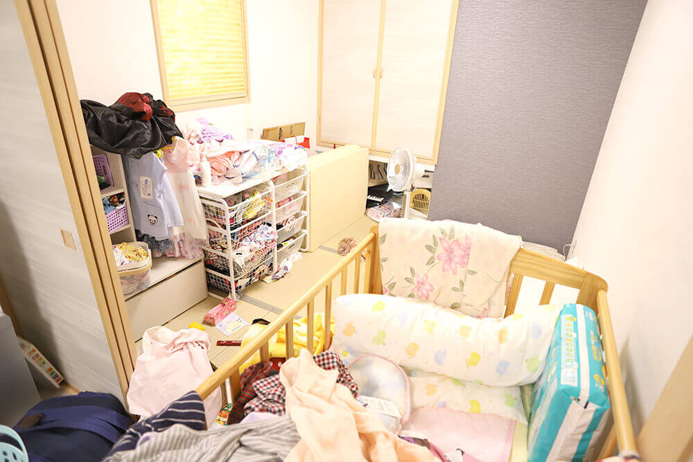 キッチン、リビングなど名古屋で整理収納アドバイザーを取得したお掃除のプロが整理整頓する前の子供用品が散らかった部屋の写真