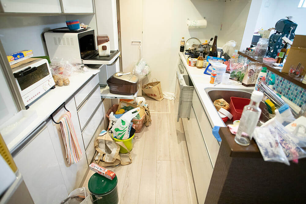 キッチン、リビングなど名古屋で整理収納アドバイザーを取得したお掃除のプロが整理整頓する前のモノがあふれたキッチンの写真