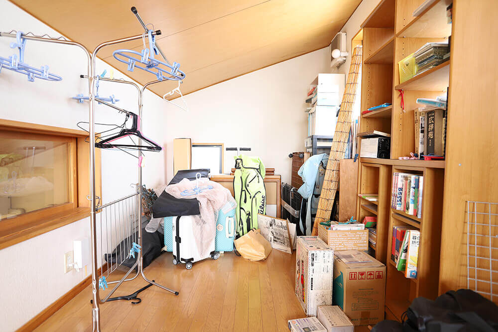 キッチン、リビングなど名古屋で整理収納アドバイザーを取得したお掃除のプロが整理する前のモノにあふれた物置の写真