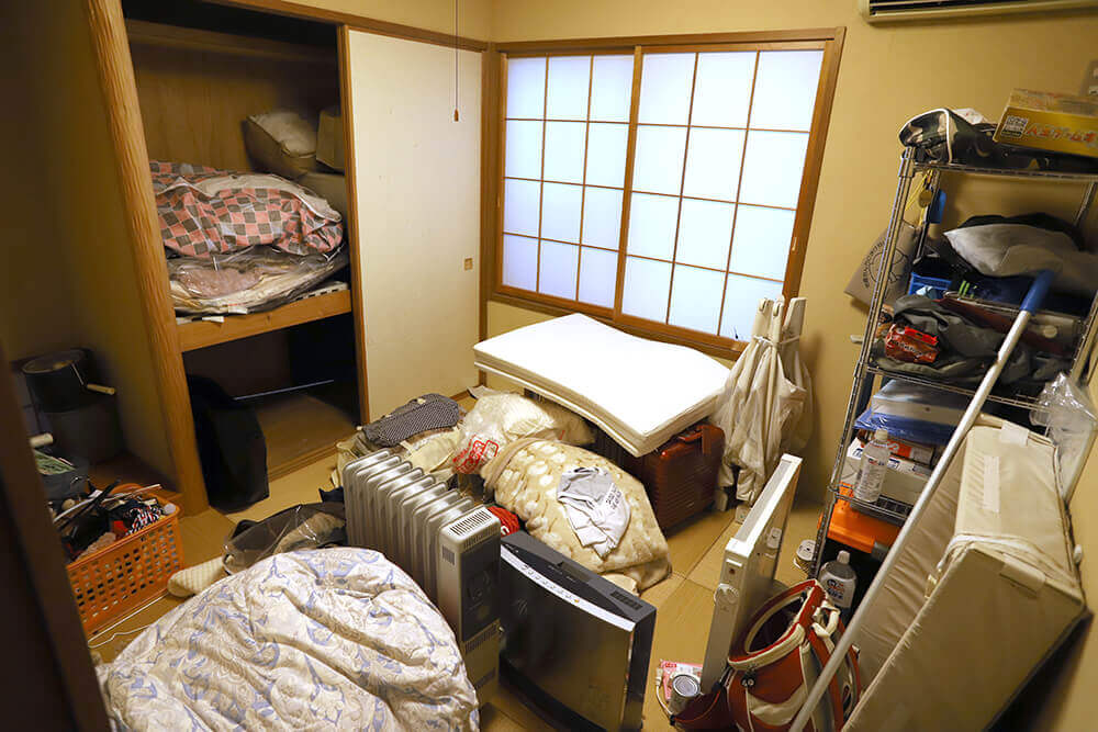 キッチン、リビングなど名古屋で整理収納アドバイザーを取得したお掃除のプロが分別する前のモノがあふれた部屋の写真