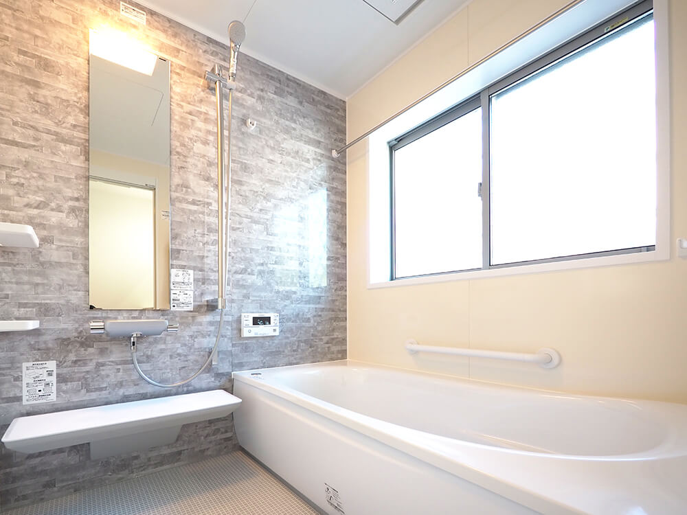 キッチン、換気扇など名古屋で実績豊富なハウスクリーニングのプロのおそうじままが水垢や鏡のウロコを掃除した浴室