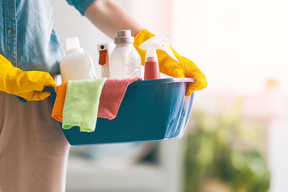 名古屋(愛知県)で実績豊富なプロのおそうじままのハウスクリーニングのスタッフが窓掃除、家事代行をしているイメージ写真